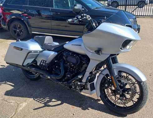 Silvermetallic Harley Davidson Road Glide Special stulen utanför Ängelholm
