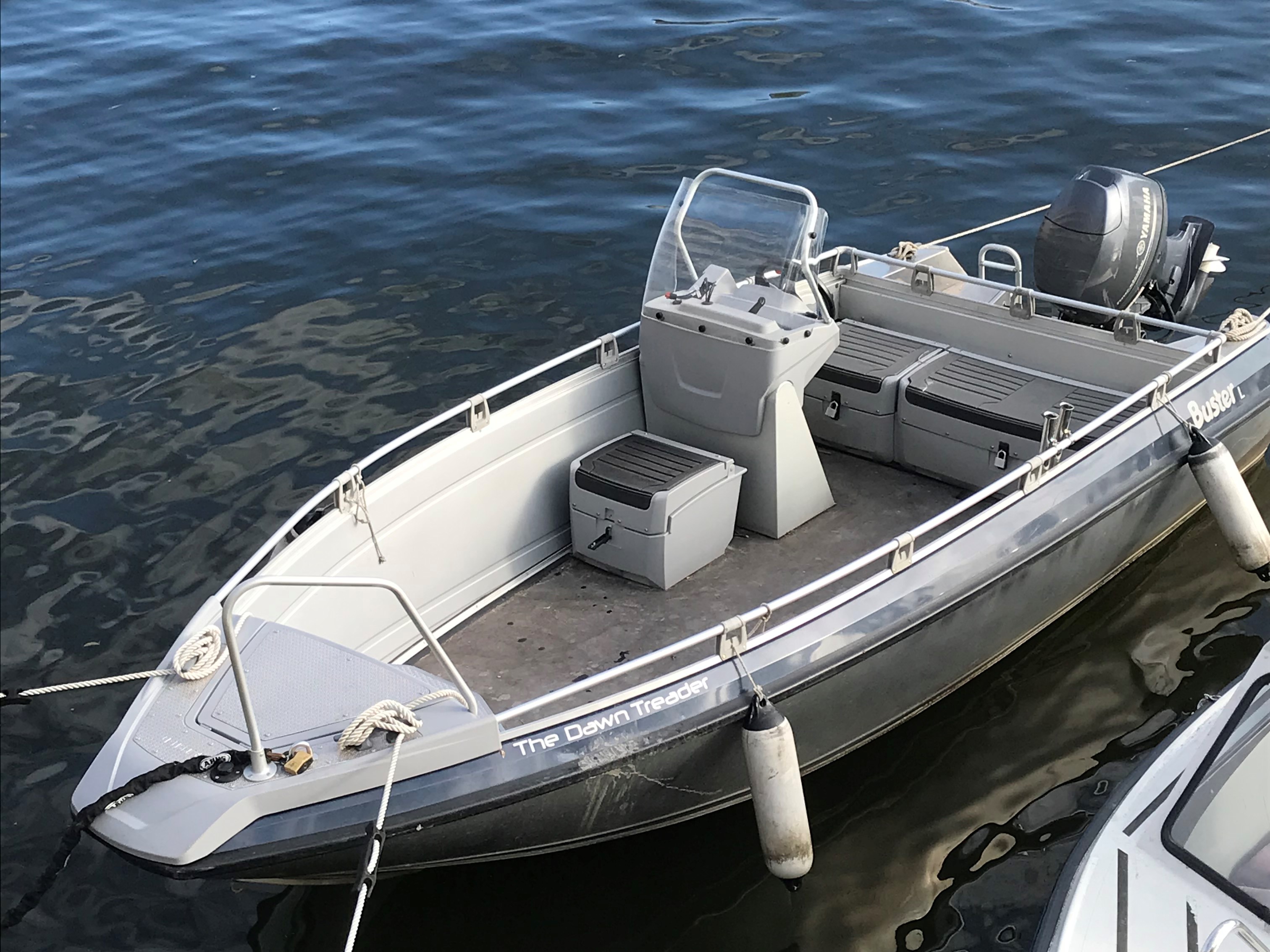 Buster L med 50 Hk Yahama stulen på trailer i Södertälje