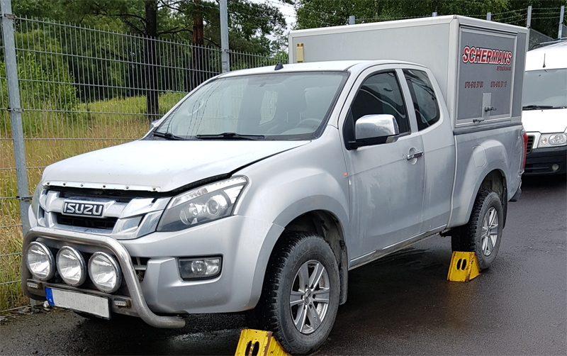 Folierad grå Isuzu D-Max Space Cab med skåp och texten "Schermans betongpumpar" stulen i Vallentuna