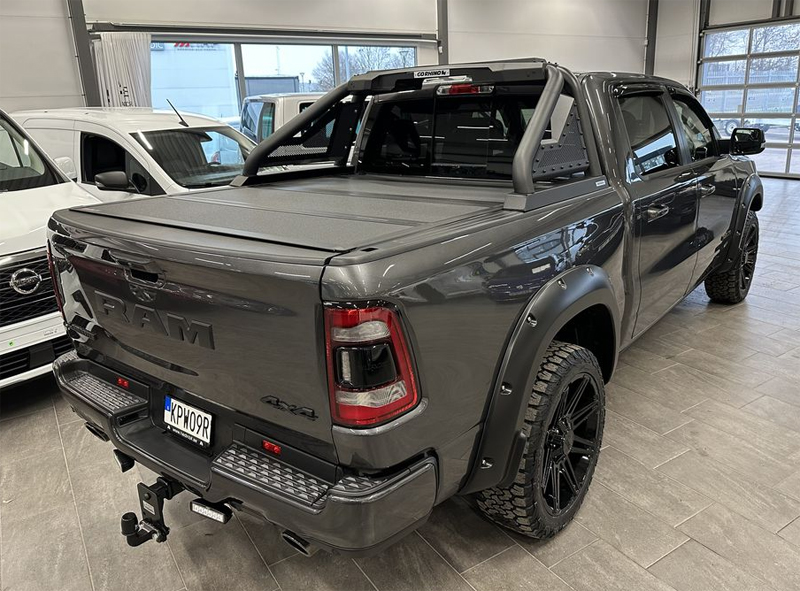 Grå RAM 1500 Crew Cab Laramie stulen i Osby