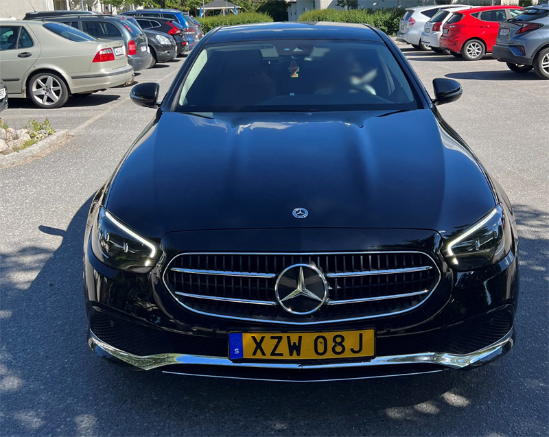 Svart taxibil Mercedes Benz E 220 D stulen i Kista norr om Stockholm