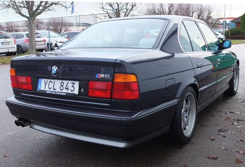 Blå BMW M5 Sedan E34 stulen i Ropsten, Stockholm