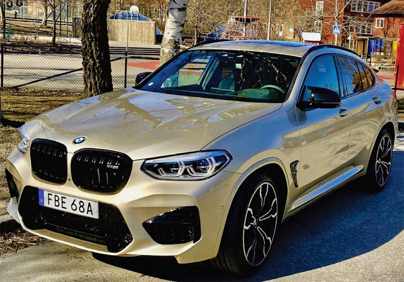 Ljusgrå metallic BMW X4 M Competition stulen i Vintertullen, Stockholm