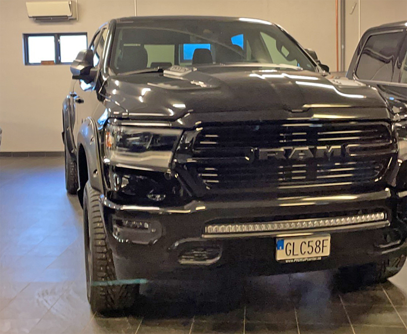 Svart RAM 1500 Crew Cab Laramie Night Edition stulen i Vendelsö, Haninge söder om Stockholm