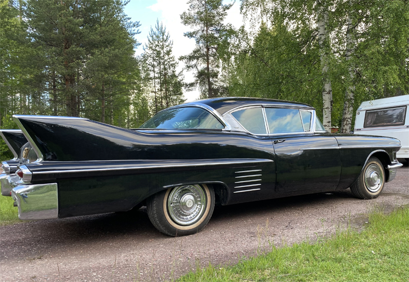 Svart Cadillac Sixty-Two Coupé De Ville årsmodell 1958 stulen strax utanför Lönsboda, öster om Osby