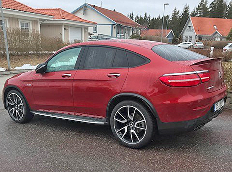 Rödmetallic Mercedes Benz AMG GLC 43 stulen i Järna, söder om Södertälje