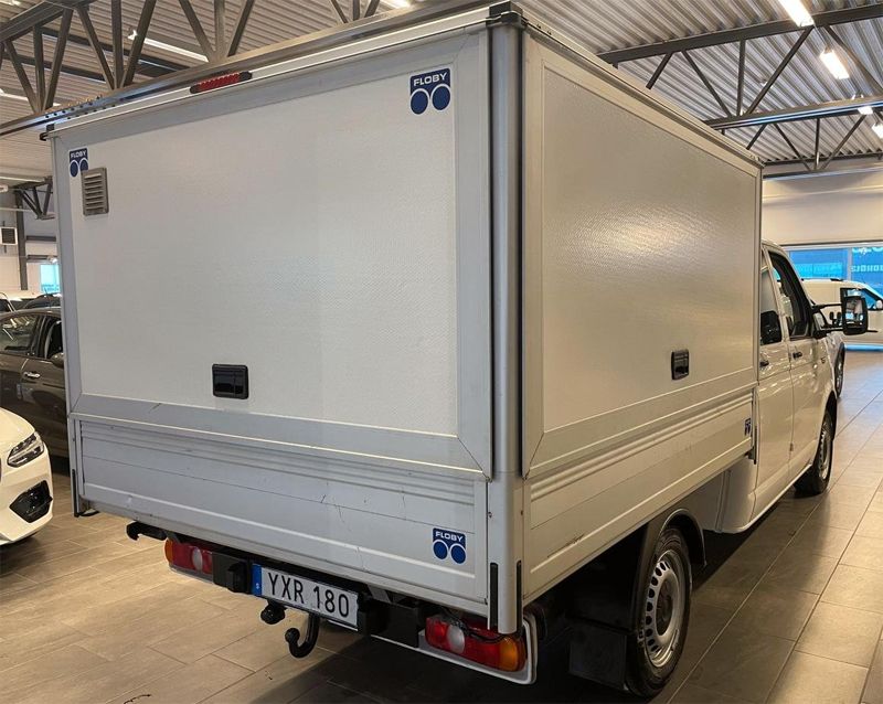 Vit Volkswagen Transporter Dubbel hytt med Floby skåp stulen i Spånga nordväst om Stockholm
