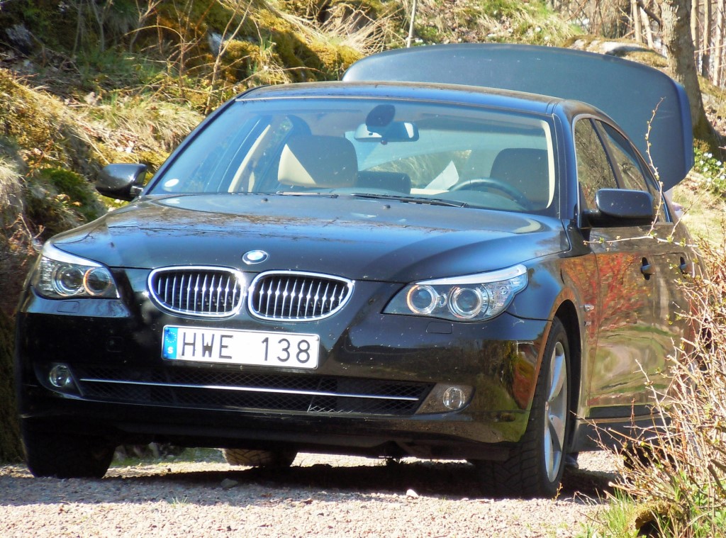 Svart BMW 525 XI sedan stulen i Täby