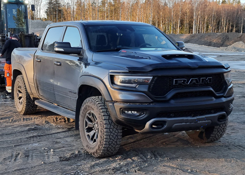 Grå metallic RAM 1500 TRX Crew Cab stulen i Ljungby