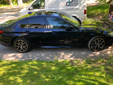 Blå BMW 545E XDrive stulen i Upplands Väsby