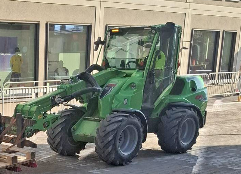 Grön kompaktlastare Avant 860i stulen i Linköping