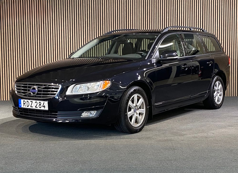 Svart Volvo V70 T4 stulen i Vara
