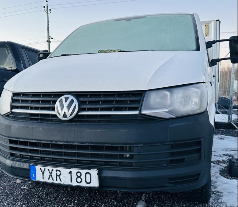Vit Volkswagen Transporter Dubbel hytt med Floby skåp stulen i Spånga nordväst om Stockholm
