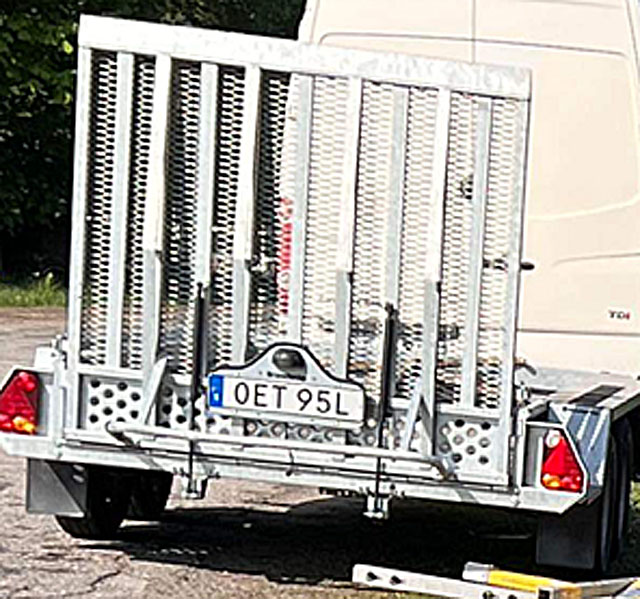 Maskinsläp Brenderup MT3080 lastat med minigrävare Liugong 9018F stulet i Åmmeberg sydost om Askersund