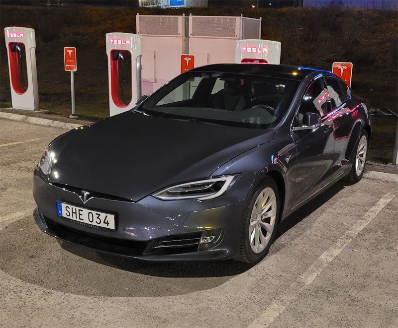 Grå Tesla Model S 100D stulen i Kalhäll, nordväst om Stockholm