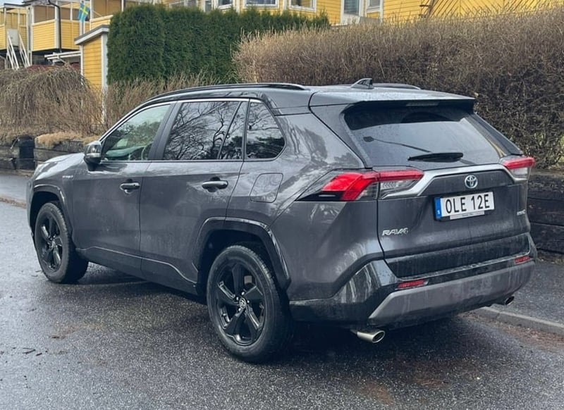 Grå metallic Toyota RAV4 Hybrid AWD stulen i Märsta