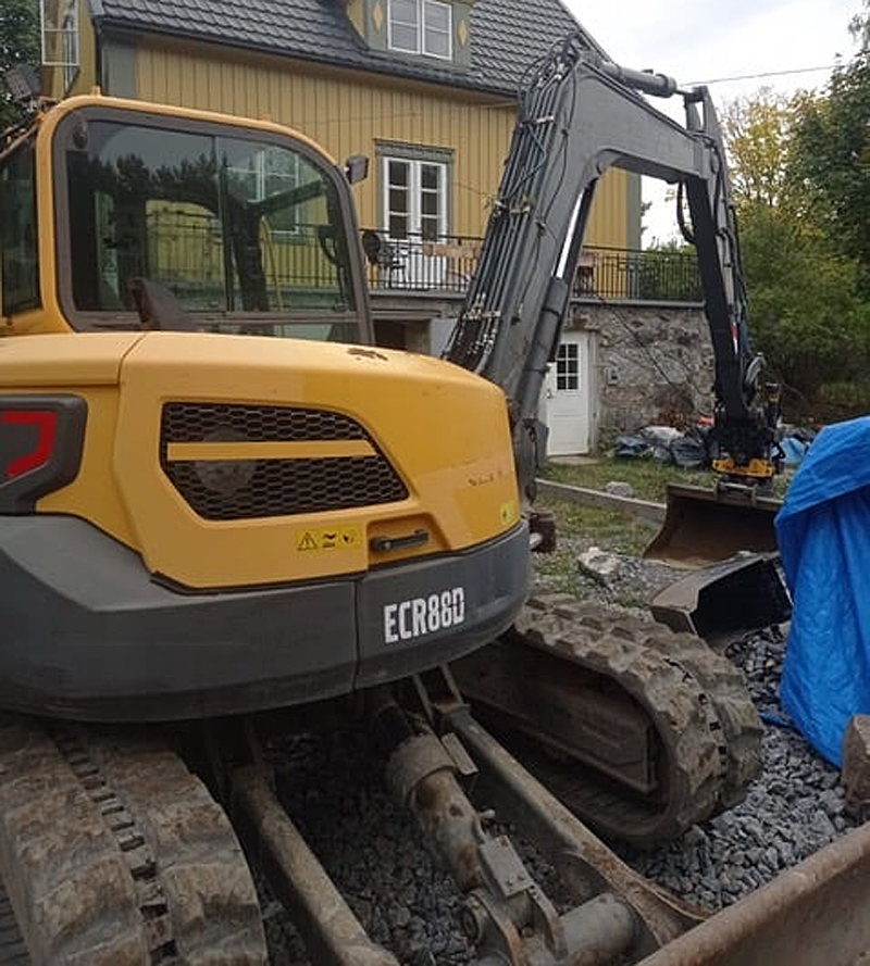 Bandburen grävmaskin Volvo ECR88D stulen vid Djurgårdsbrunn i Stockholm