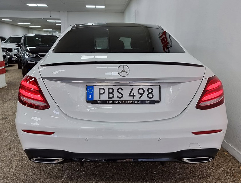 Vit Mercedes Benz E 220D 4-Matic stulen/rån i Västerås