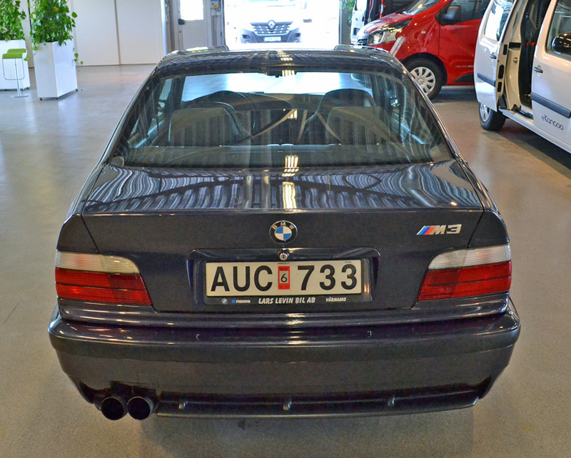Blåmetallic BMW M3 (E36) stulen och Porsche 991 GT3 slaktad i Sundbyberg, Stockholm