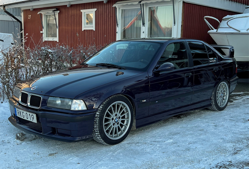 Lila BMW 328I M-Sport E36 stulen i Västerhaninge