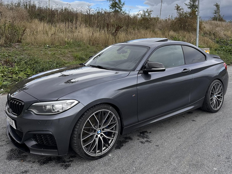 Grå metallic BMW M235i Coupe stulen utanför Bälinge norr om Uppsala