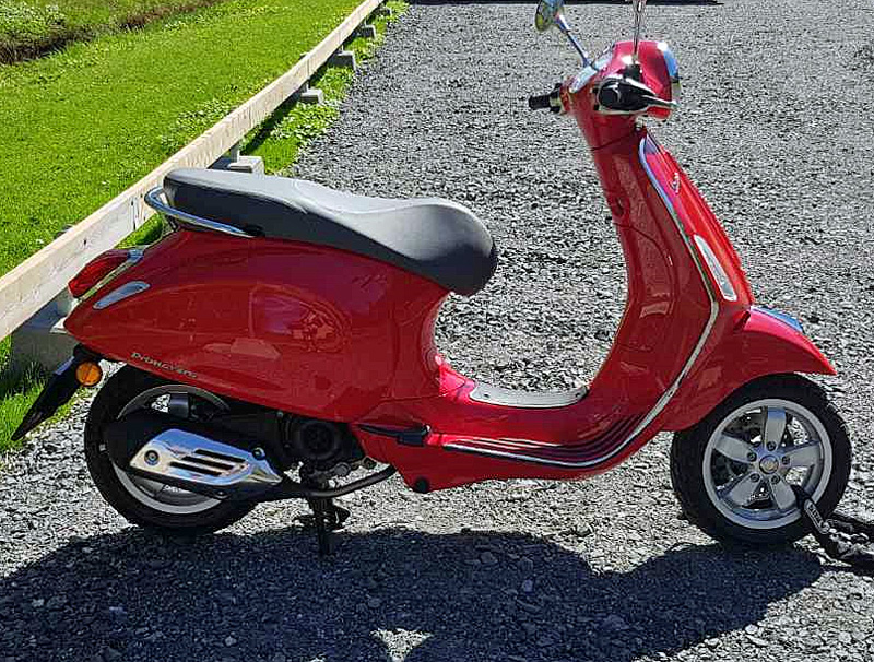 Röd Piaggio Vespa Primavera 50T stulen i Stockholm