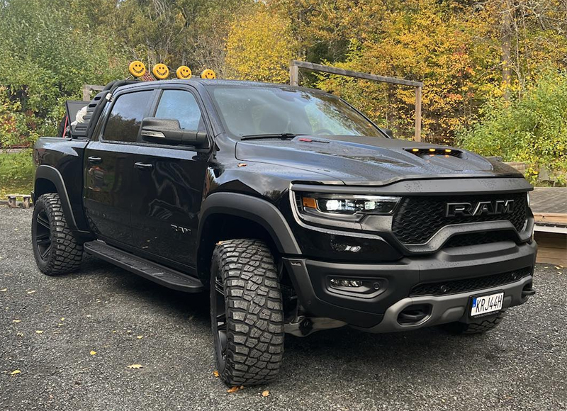 Svart RAM 1500 TRX stulen utanför Uppsala