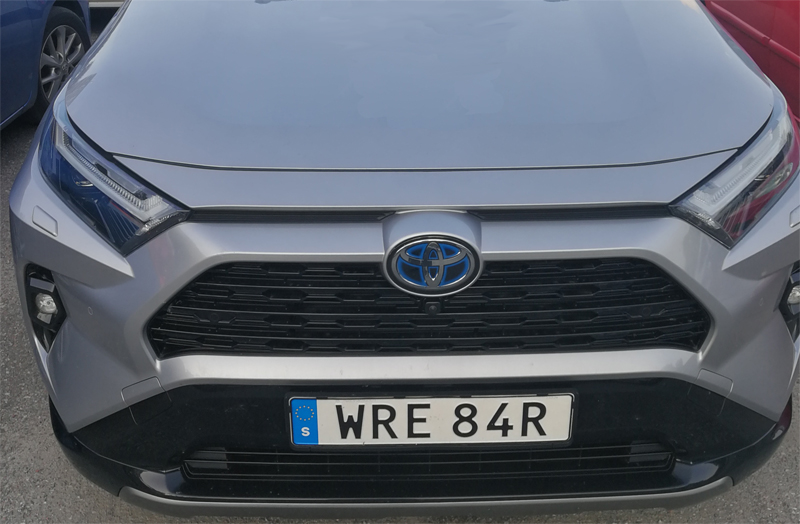 Grå metallic med svart tak Toyota RAV4 Hybrid AWD Style stulen i Älta söder om Stockholm