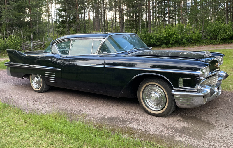 Svart Cadillac Sixty-Two Coupé De Ville årsmodell 1958 stulen strax utanför Lönsboda, öster om Osby