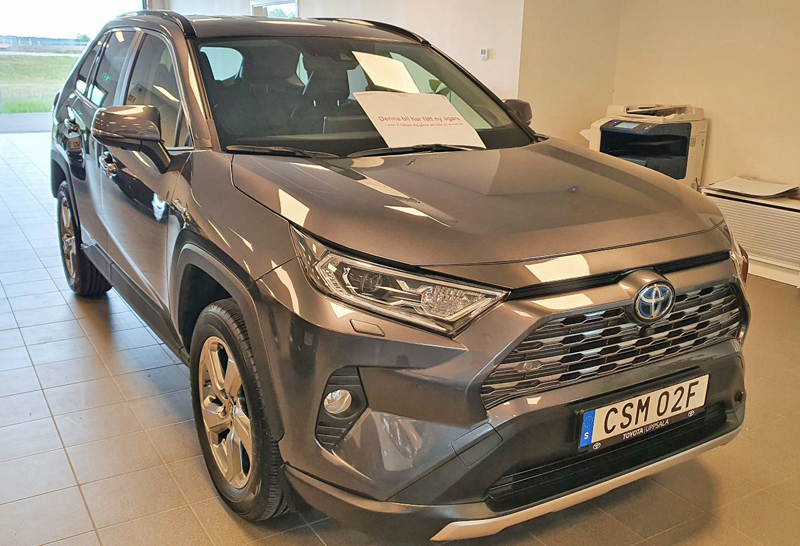 Grå metallic Toyota RAV4 Hybrid AWD stulen i Bromma, Stockholm