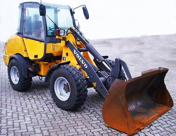 Gul hjullastare Volvo L25B med planeringsskopa stulen i Värtahamnen, Stockholm