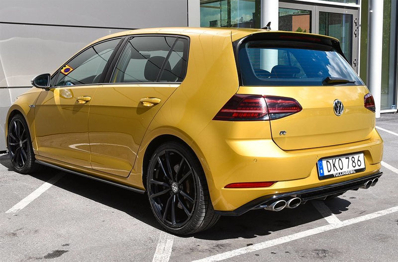 Guldfärgad Volkswagen Golf R 2.0 4Motion stulen/rån i Skälby/Barkarby nordväst om Stockholm