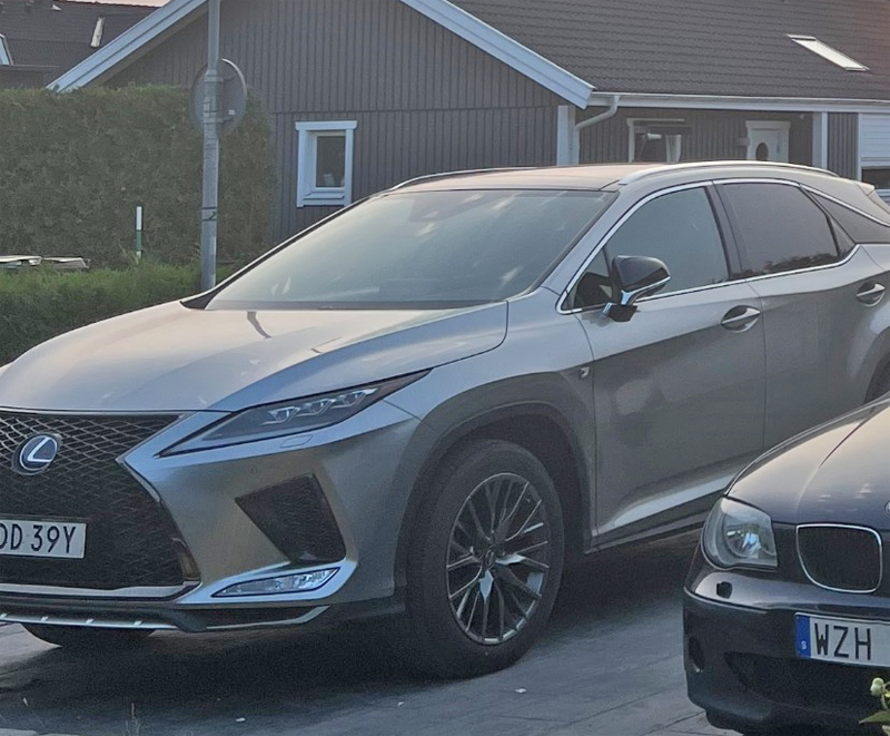 Ljusgrå metallic Lexus RX 450H AWD stulen i Kumla söder om Örebro