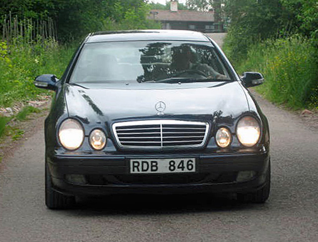 Mörkblå Mercedes Benz CLK 320 (C208) stulen efter villainbrott i Saltsjö Boo utanför Stockholm