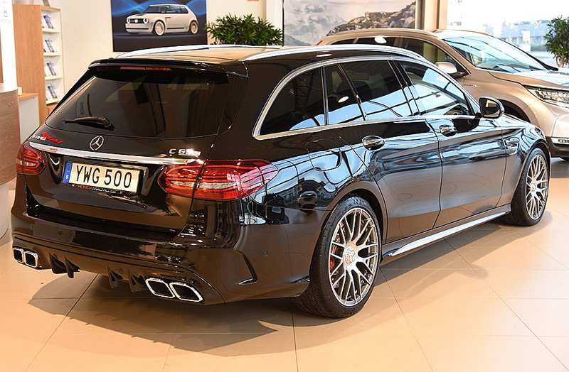 Svart Mercedes Benz C63 AMG S Touring stulen efter inbrott i Norrtälje