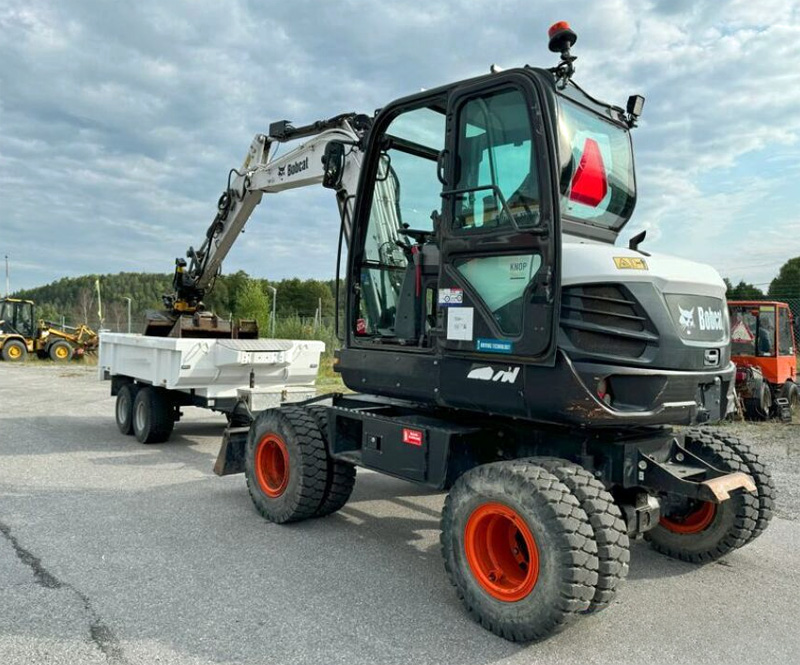 Hjulburen grävmaskin Bobcat E57W stulen i Hjulsta, Stockholm