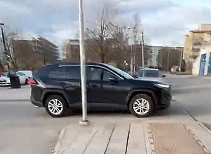 Svart Toyota RAV4 Hybrid AWD stulen i Brunnby Vik, Upplands Väsby norr om Stockholm