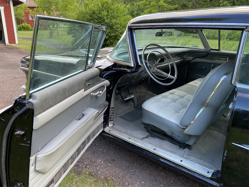 Svart Cadillac Sixty-Two Coupé De Ville årsmodell 1958 stulen strax utanför Lönsboda, öster om Osby