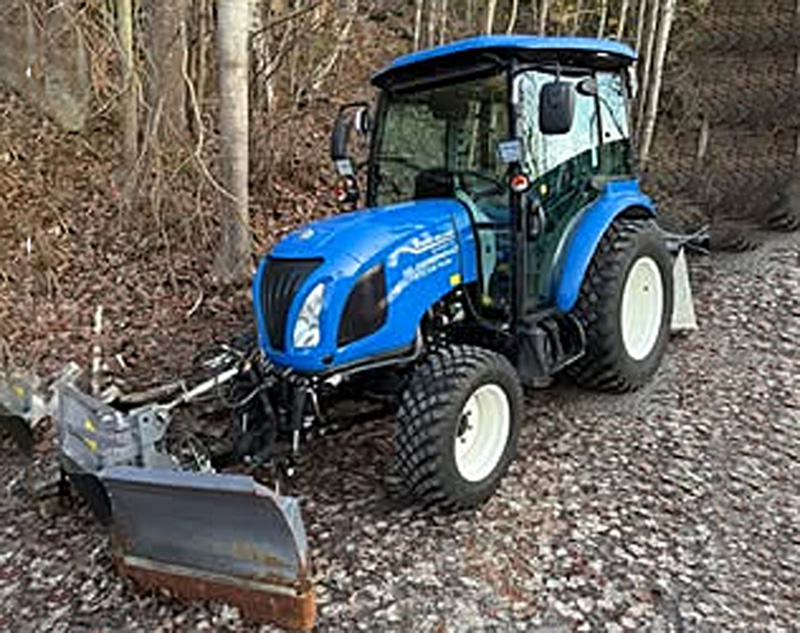 Blå kompakttraktor New Holland Boomer 45 stulen i Skogås söder om Stockholm