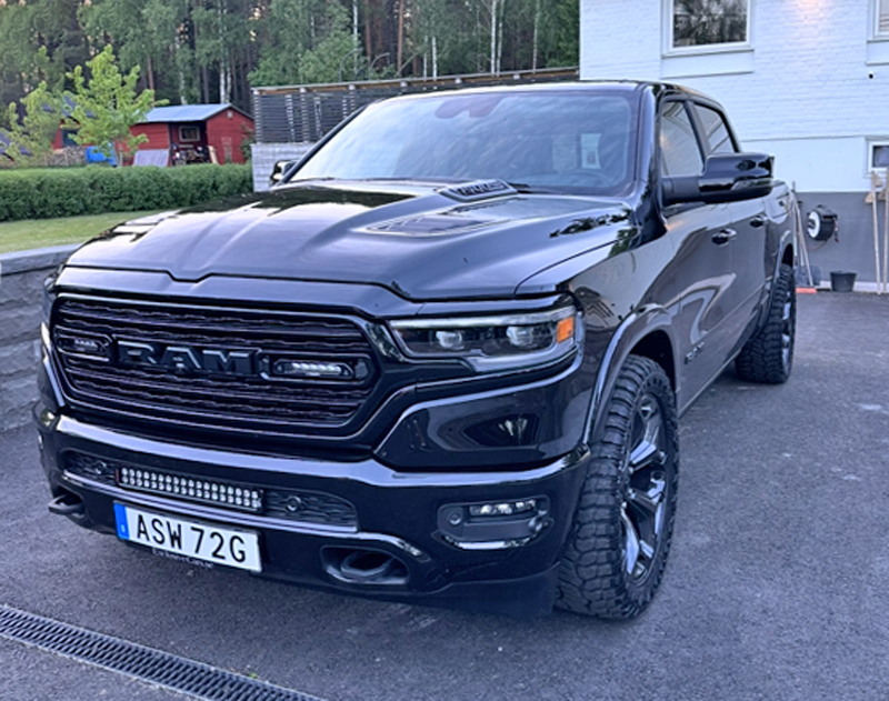 Svart RAM 1500 Crew Cab Limited stulen i Markim norr om Vallentuna