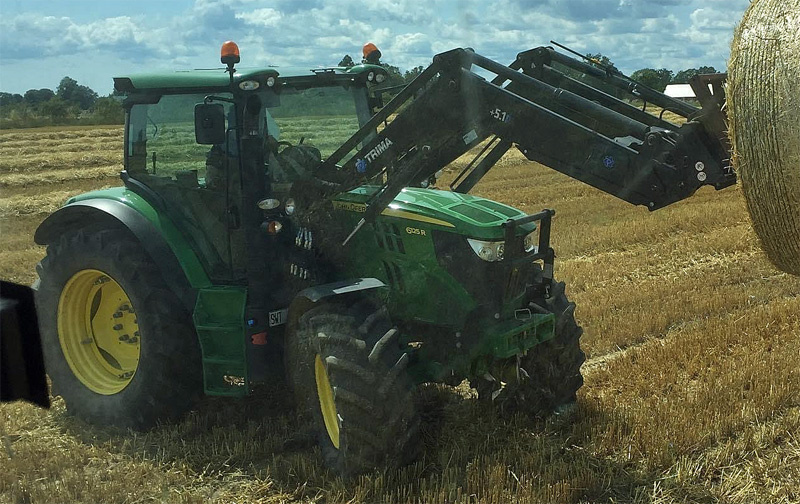 Jordbrukstraktor John Deere 6125R med svart Trima 5.1 frontlastare stulen i Vassmolösa, söder om Kalmar