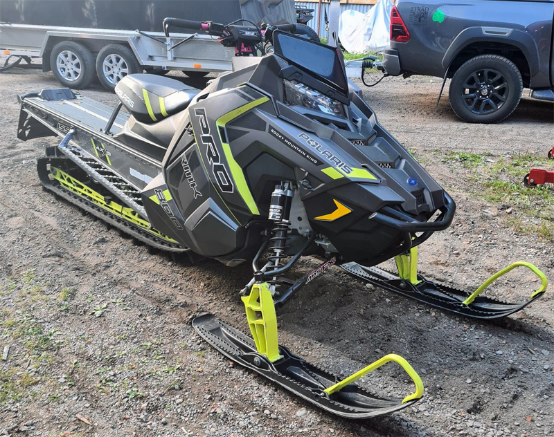 Släp lastat med två snöskotrar, Polaris 800 PRO RMK 155 stulet i Järbo nordväst om Sandviken