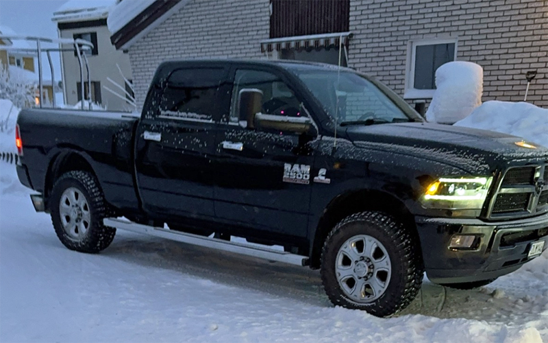 Svart RAM 2500 Crew Cab stulen utanför Trässberg, Lidköping