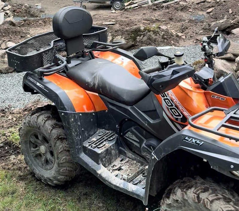 Orange fyrhjuling CF Moto CForce 600 stulen nordväst om Malmköping