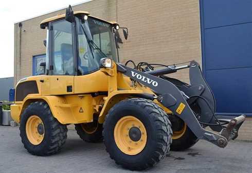 Gul hjullastare Volvo L30G stulen i Örebro