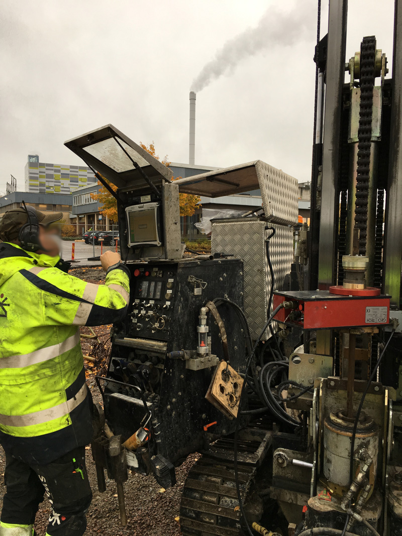 Svart bandburen borrigg/ vingborr Geomachine GM 65GTT stulen i/ med container i Knivsta mellan Uppsala och Stockholm