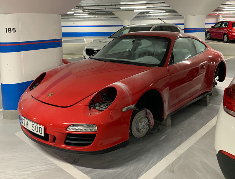 Röd Porsche 997/ 911 Carrera GTS slaktad i centrala Stockholm