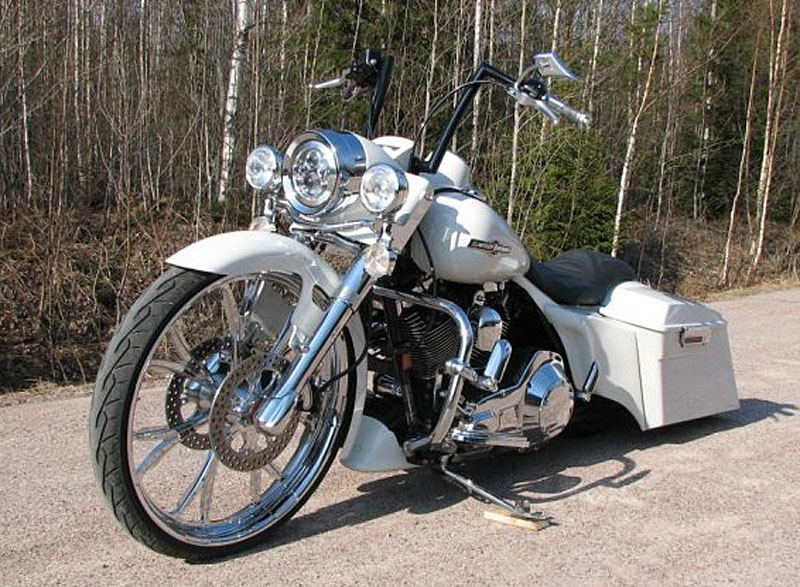 Vit Harley Davidson Road King Bagger stulen i Saltsjö Boo utanför Stockholm