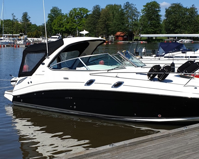Sea Ray 305 Sundancer stulen vid Hammarbyslussen, Stockholm