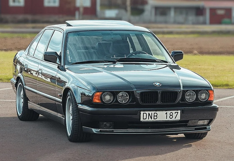 Svart BMW M5 E34 stulen i Upplands Väsby norr om Stockholm